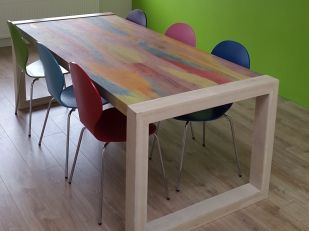Houten tafel met kleuren
