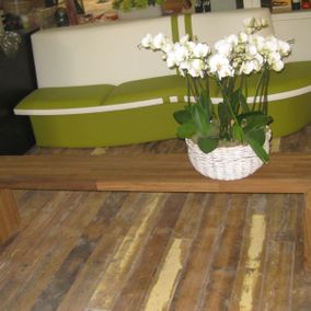 Keukentafel met bloem